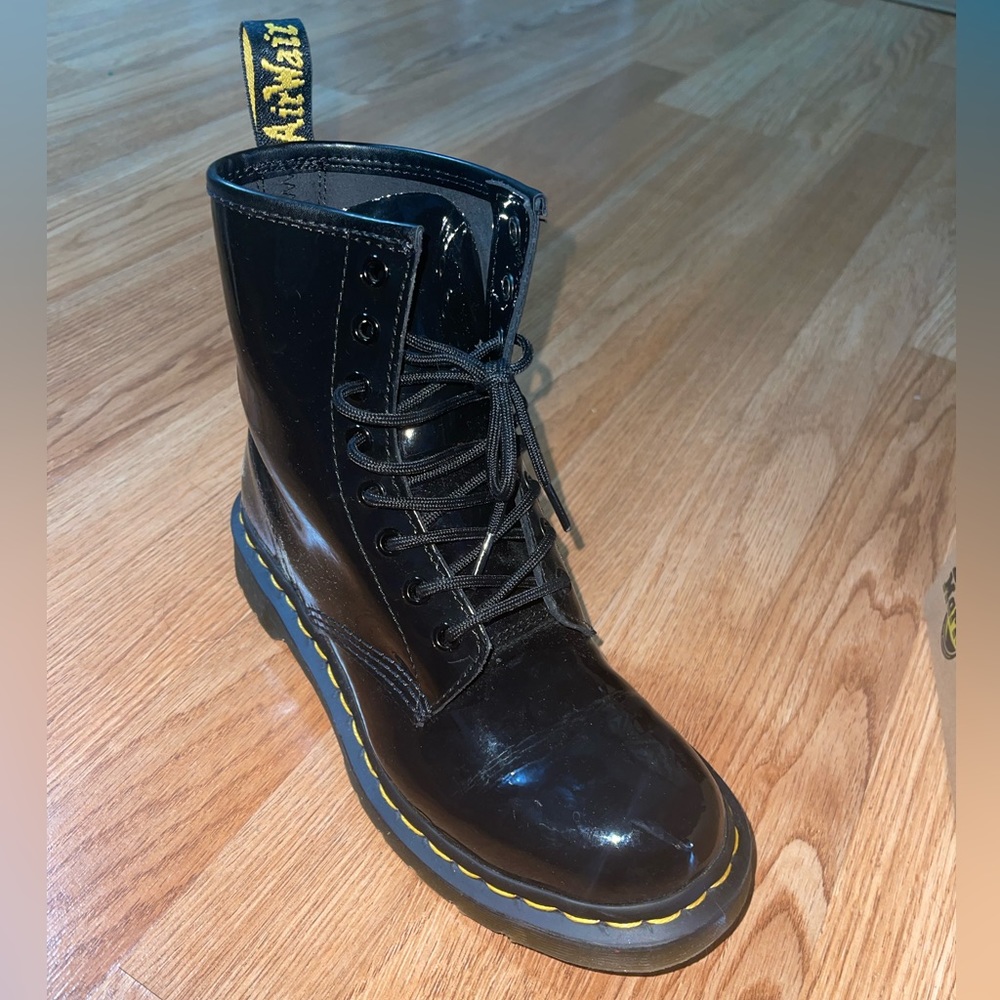 DR. MARTENS 1460 WOMEN'S PATENT LEATHER LACE UP BOOTS